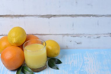 Meyve ve meyve suyu masada