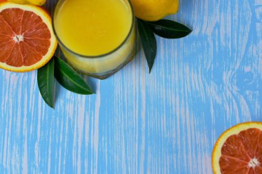 Meyve ve meyve suyu masada