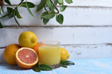 Meyve ve meyve suyu masada