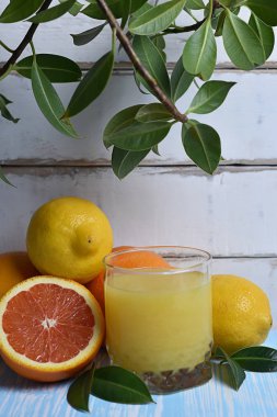 Meyve ve meyve suyu masada