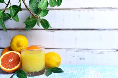 Meyve ve meyve suyu masada