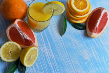 Meyve ve meyve suyu masada