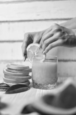 Tahta bir masanın üzerinde yatan turuncu