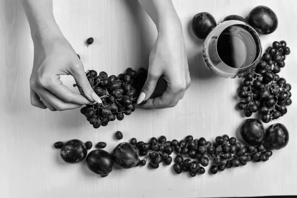 Composition du vin, des raisins et des prunes — Photo