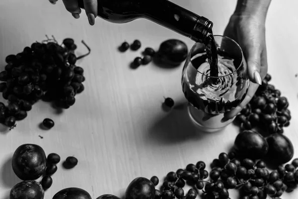 Samenstelling van wijn, druivenmost en pruimen — Stockfoto