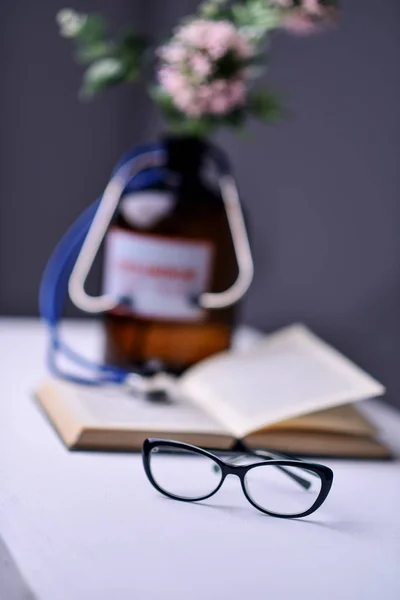 Steteskop ve kitap üstünde okul sırası