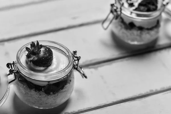 Erdbeerdessert auf dem Tisch — Stockfoto