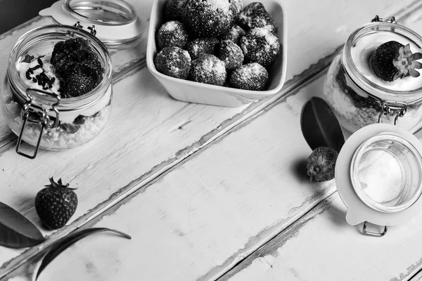 Dessert aux fraises sur la table — Photo