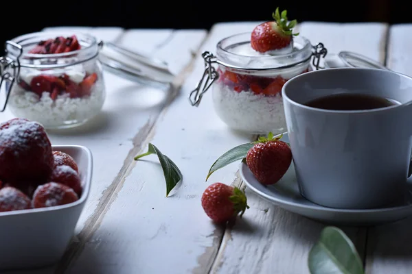 Thé et dessert aux fraises — Photo