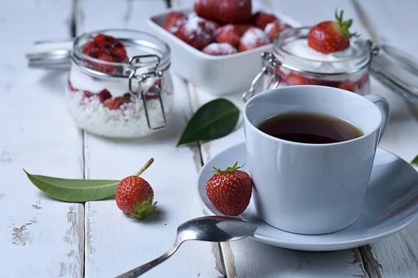 Thee en aardbei dessert — Stockfoto