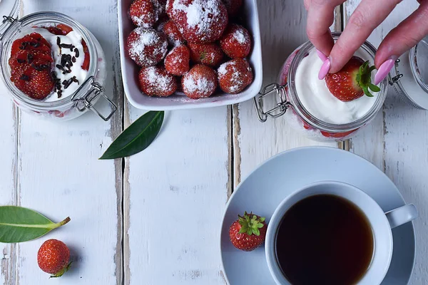 Tea and strawberry dessert — Stock Photo, Image