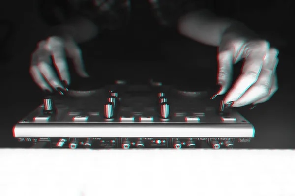 DJ mixer disco upplyst av strålkastare — Stockfoto