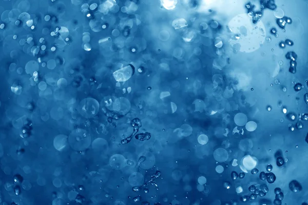 Fuente de spray azul en la noche — Foto de Stock