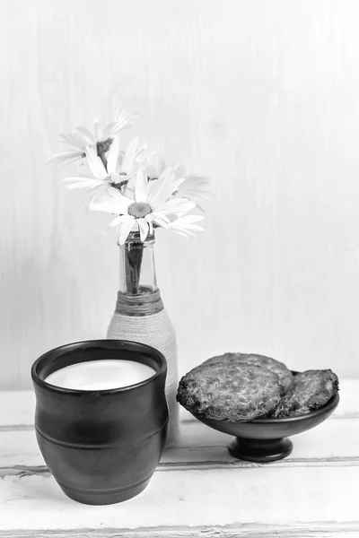雏菊、 曲奇饼干和牛奶 — 图库照片