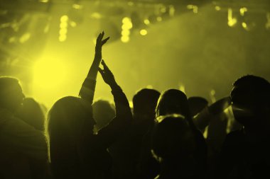 İnsan bir gece kulübünde eller