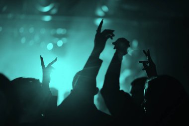 İnsan bir gece kulübünde eller