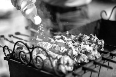 Kebap açık havada pişer 