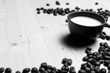 Kahve çekirdekleri masada.