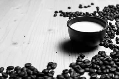 Kahve çekirdekleri masada.