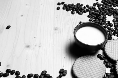 Kahve çekirdekleri ve süt ve kurabiye 