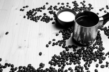 Kahve çekirdekleri ve süt ve kurabiye 