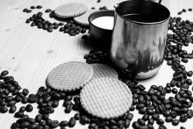 Kahve çekirdekleri ve süt ve kurabiye 