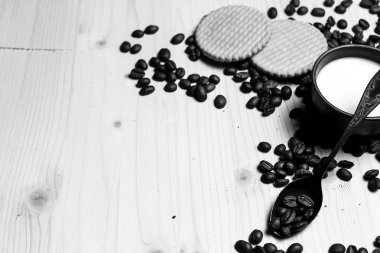 Kahve çekirdekleri ve süt ve kurabiye 