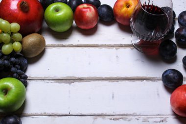 Şarap ve meyve masada.