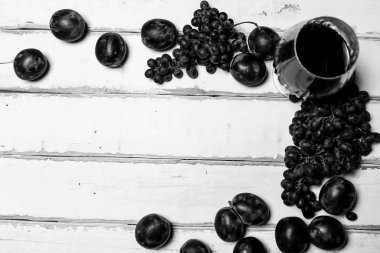 Meyve ve şarap masanın üzerine