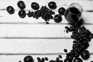 Meyve ve şarap masanın üzerine