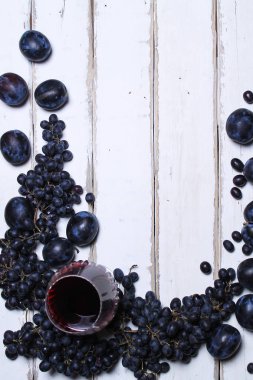 Şarap ve meyve masada.