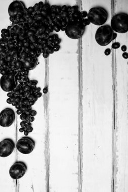 Masanın üzerinde üzüm ve Erik