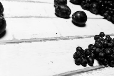 Masanın üzerinde üzüm ve Erik