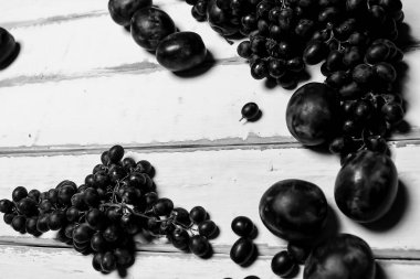 Masanın üzerinde üzüm ve Erik