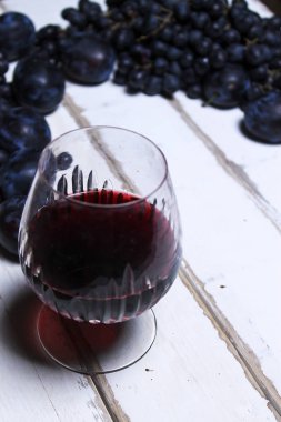 Şarap ve meyve masada.