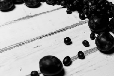 Masanın üzerinde üzüm ve Erik