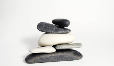 Siyah ve beyaz taşlar piramit