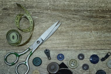 Makas ve ahşap arka plan üzerinde düğmeleri