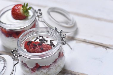 Tablo çilekli tatlı