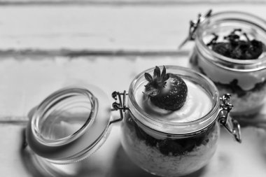 Tablo çilekli tatlı