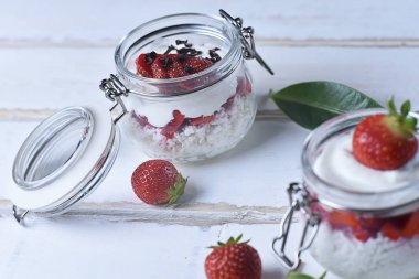 Tablo çilekli tatlı