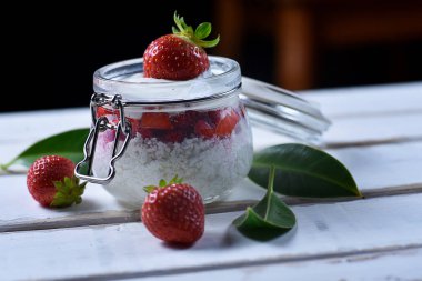 Tablo çilekli tatlı