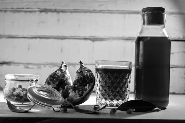 Zusammensetzung von Granatapfel mit Saft — Stockfoto