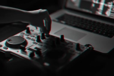 Dj mikser disko tarafından projektörler aydınlatılmış