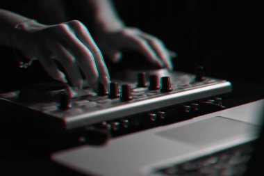 Dj mikser disko tarafından projektörler aydınlatılmış