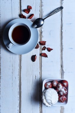 Çay ve marshmallow ile çilek 