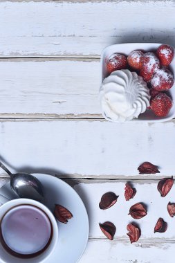 Çay ve marshmallow ile çilek 