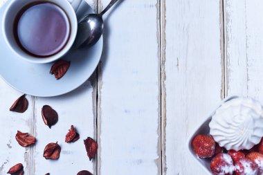 Çay ve marshmallow ile çilek 