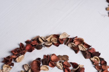 Kuru çiçekler çerçeve. Kurutulmuş çiçeklerle süslenmiş. Vazo w