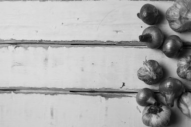 Masanın üzerinde yatan sarımsak. Evde yiyecek. Karşı ilaç